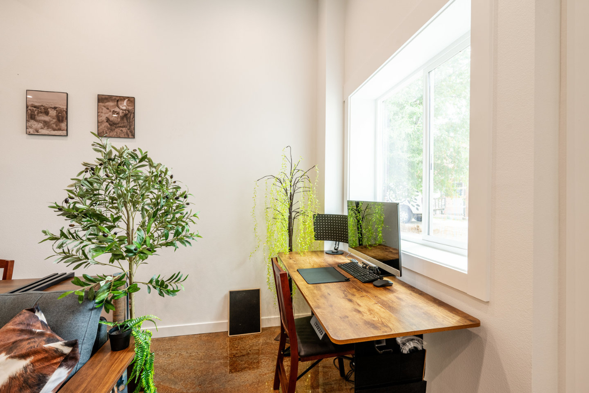 Vaulted Den, Chic Central 1BR w/ Fireplace - Photo 8