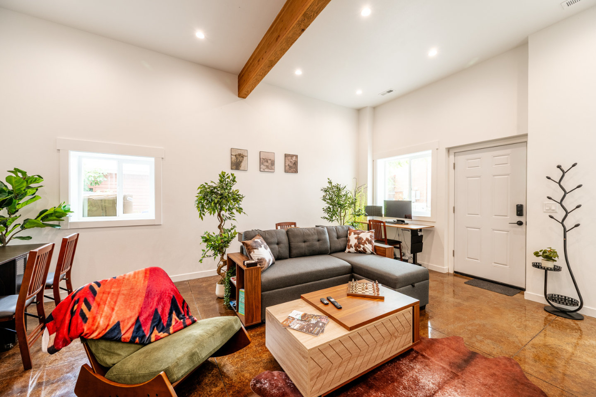 Vaulted Den, Chic Central 1BR w/ Fireplace - Photo 9