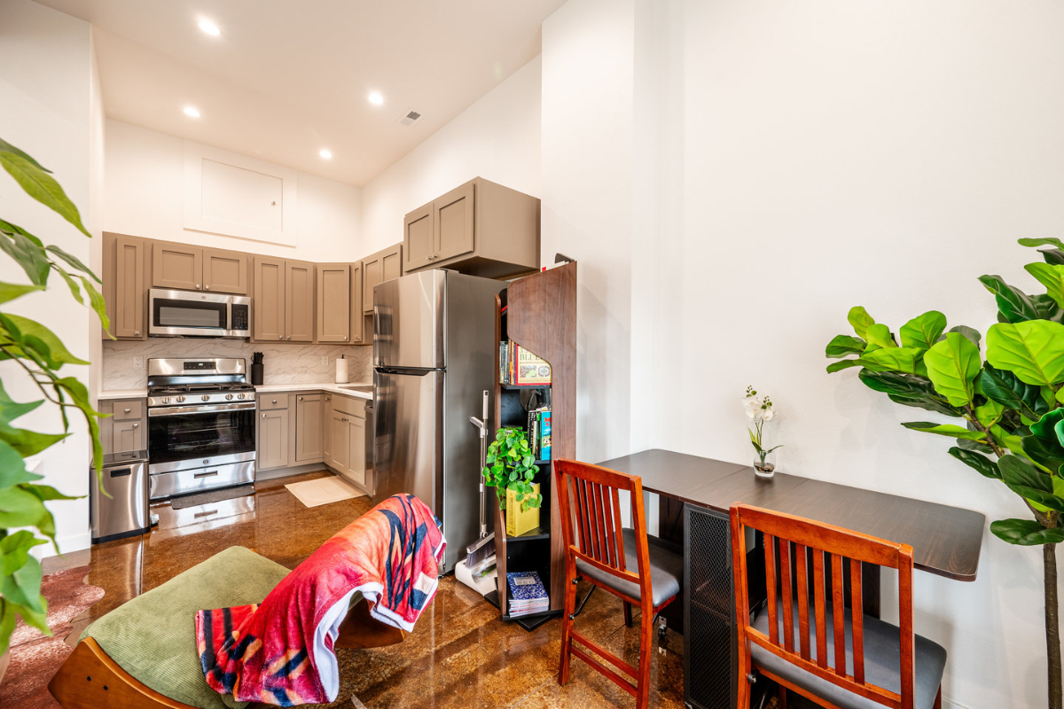 Vaulted Den, Chic Central 1BR w/ Fireplace - Photo 10