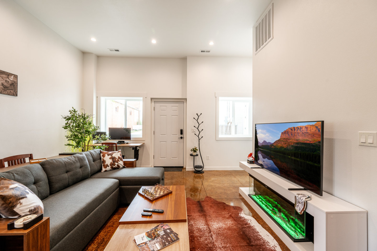 Vaulted Den, Chic Central 1BR w/ Fireplace - Photo 11