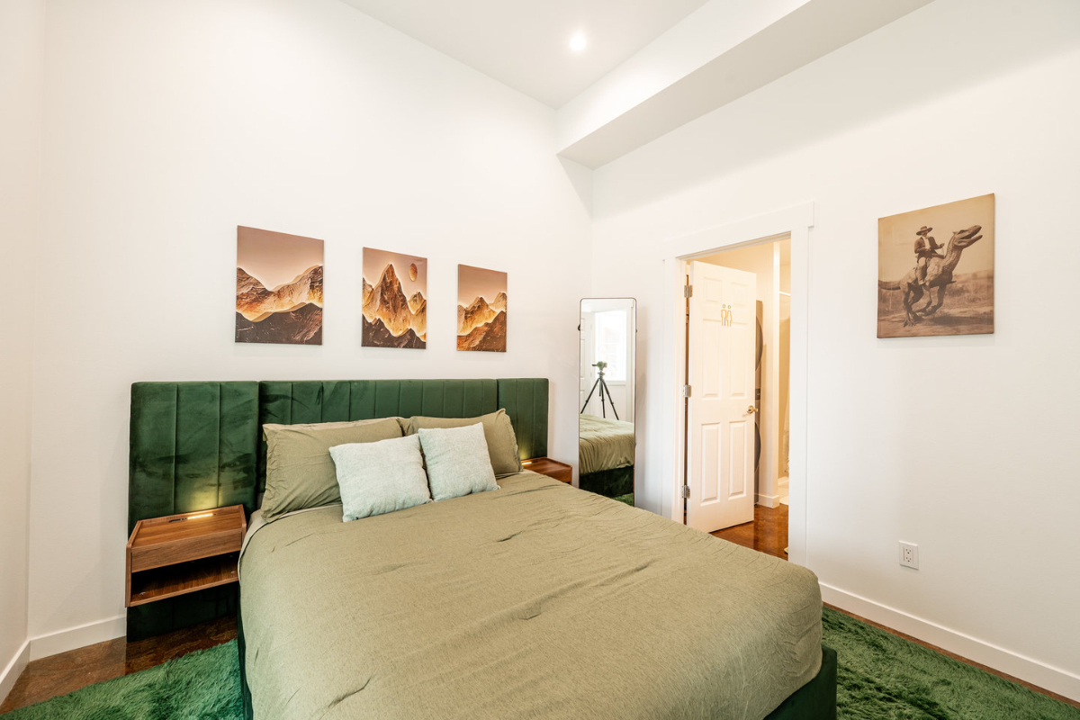 Vaulted Den, Chic Central 1BR w/ Fireplace - Photo 12