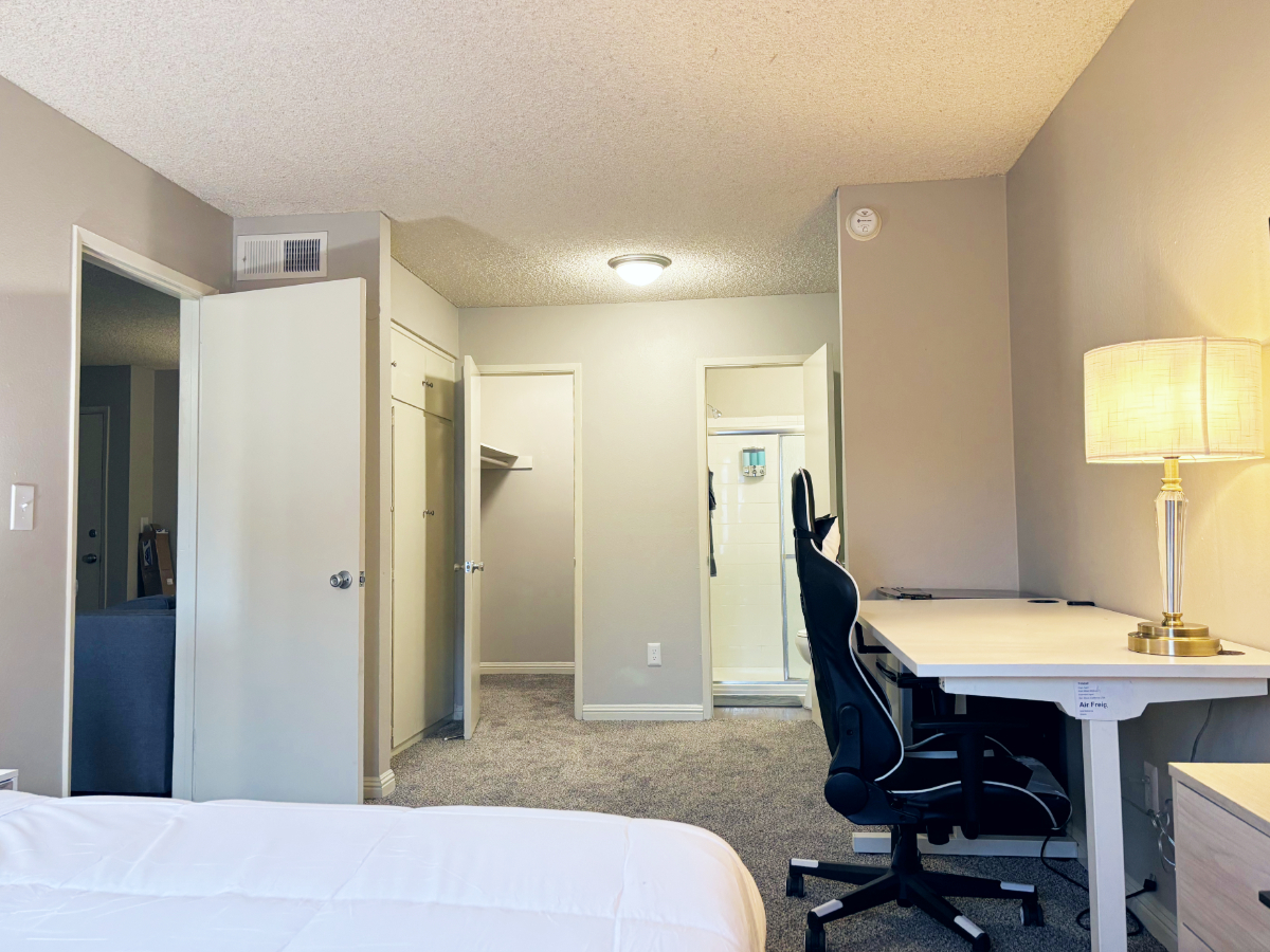 Private Master Bedroom in San Diego - Photo 6
