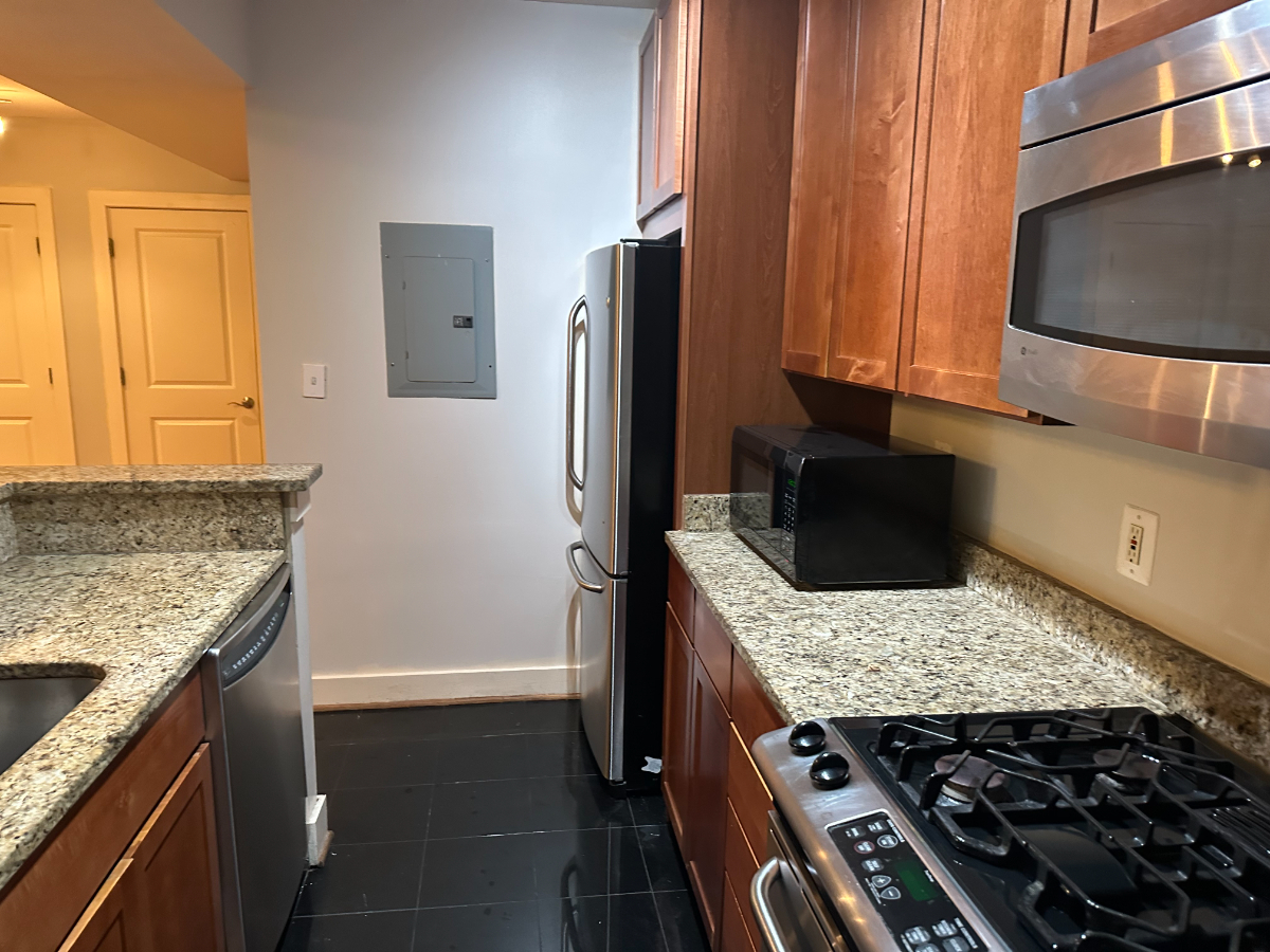 Stylish 1-Bed Condo on Embassy Row with Rooftop Lounge, In-Unit Laundry, and All Utilities Included - Photo 4