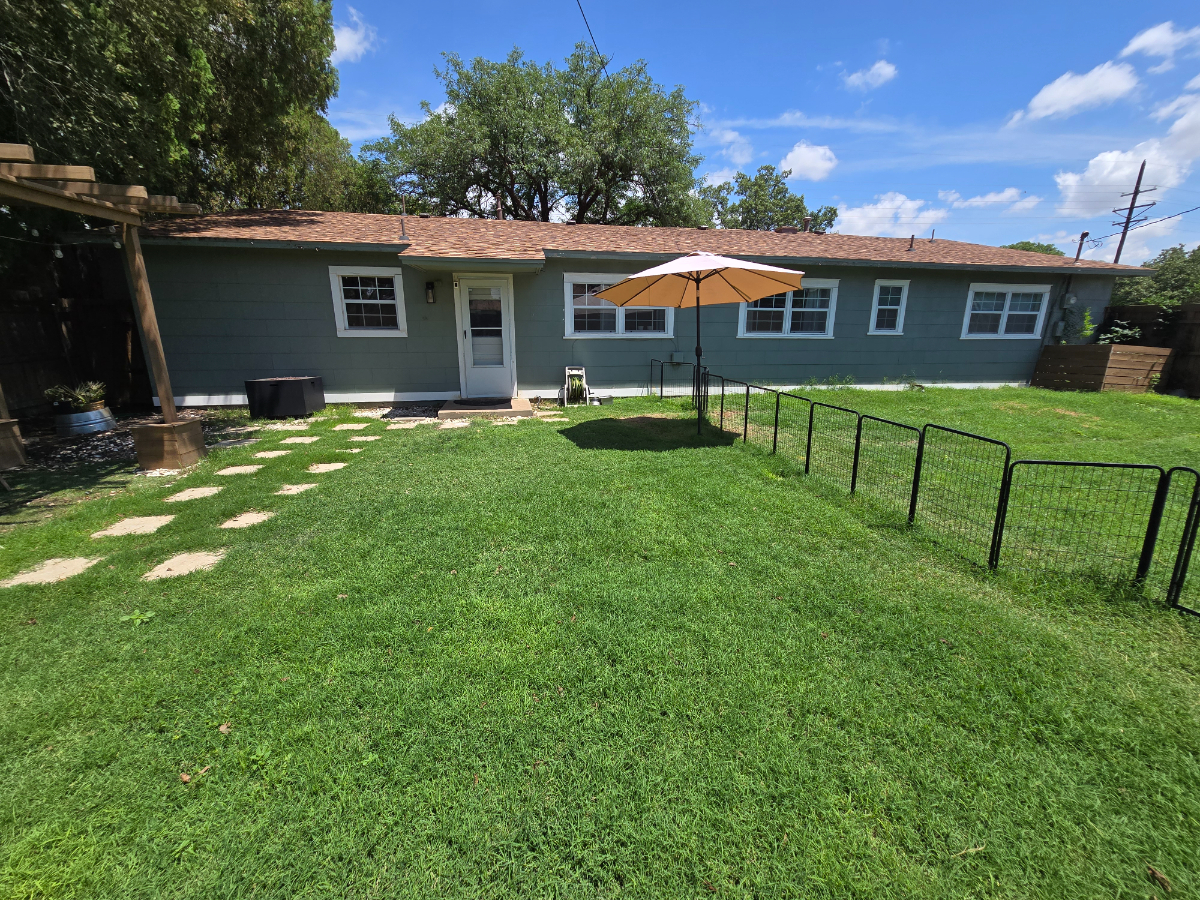 Mid-Century Modern 3BR Home near Medical District/Pet Friendly/Fast Wi-Fi - Photo 3