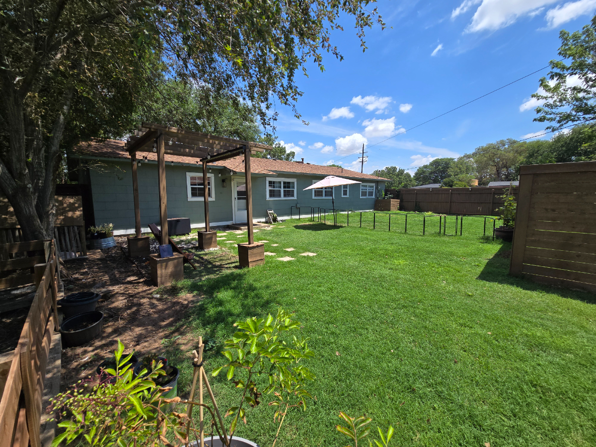 Mid-Century Modern 3BR Home near Medical District/Pet Friendly/Fast Wi-Fi - Photo 2
