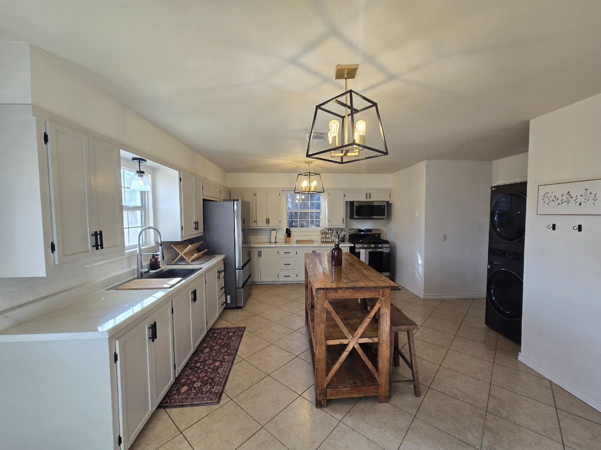 Mid-Century Modern 3BR Home near Medical District/Pet Friendly/Fast Wi-Fi - Photo 12