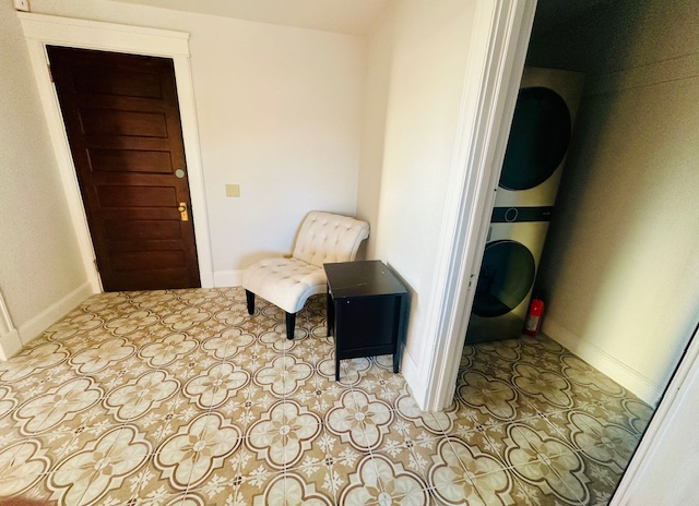Gorgeous Downtown Loft - Photo 8