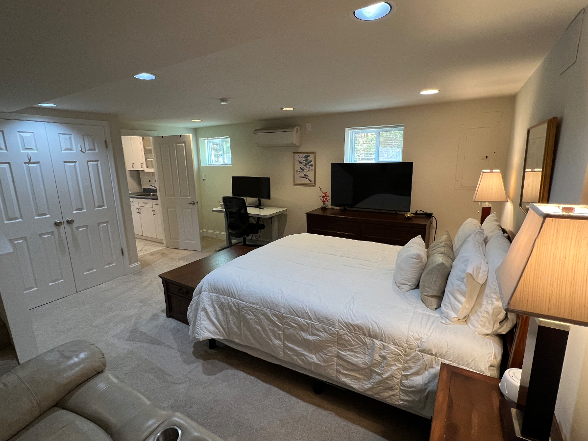 Convenient, fully self-contained 1 bedroom basement - Photo 2