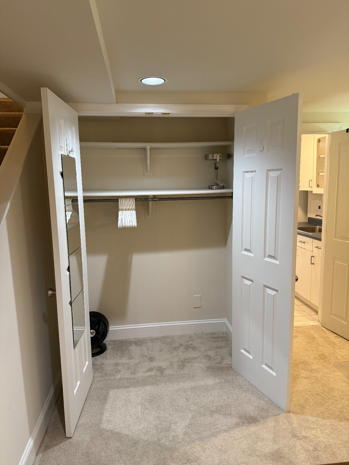 Convenient, fully self-contained 1 bedroom basement - Photo 4