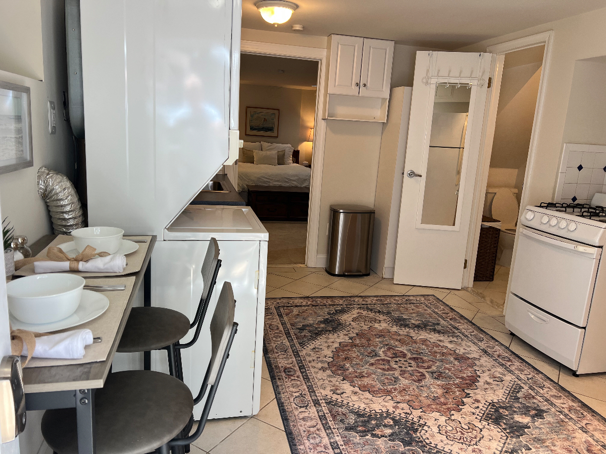 Convenient, fully self-contained 1 bedroom basement - Photo 5