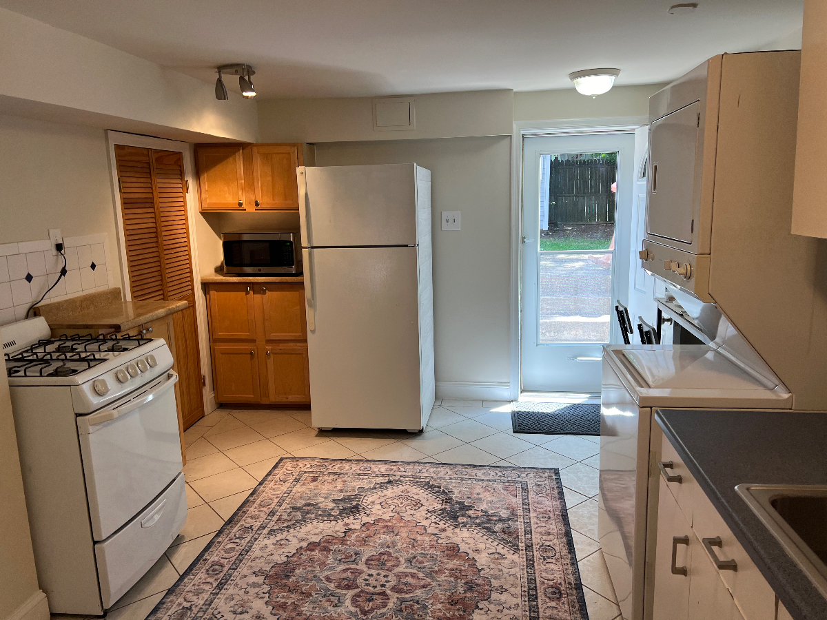 Convenient, fully self-contained 1 bedroom basement - Photo 6