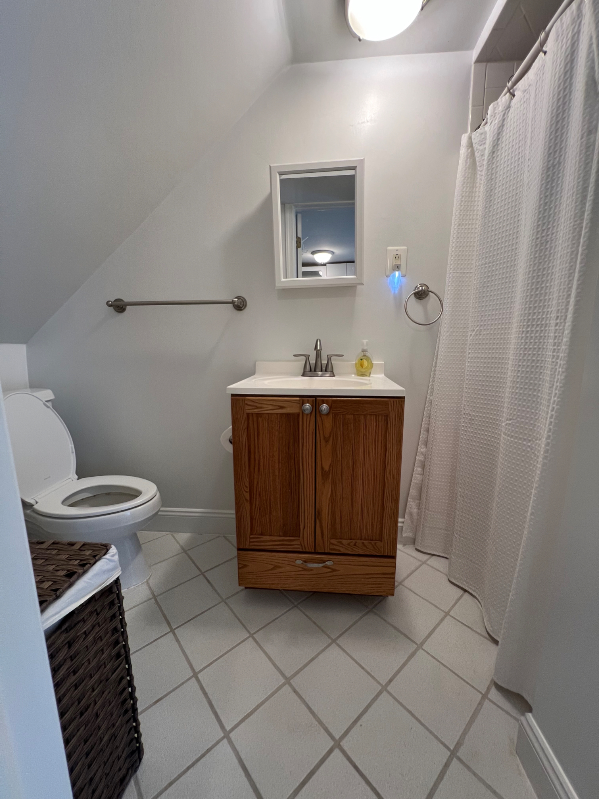 Convenient, fully self-contained 1 bedroom basement - Photo 7