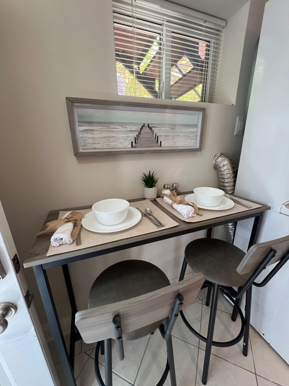 Convenient, fully self-contained 1 bedroom basement - Photo 8