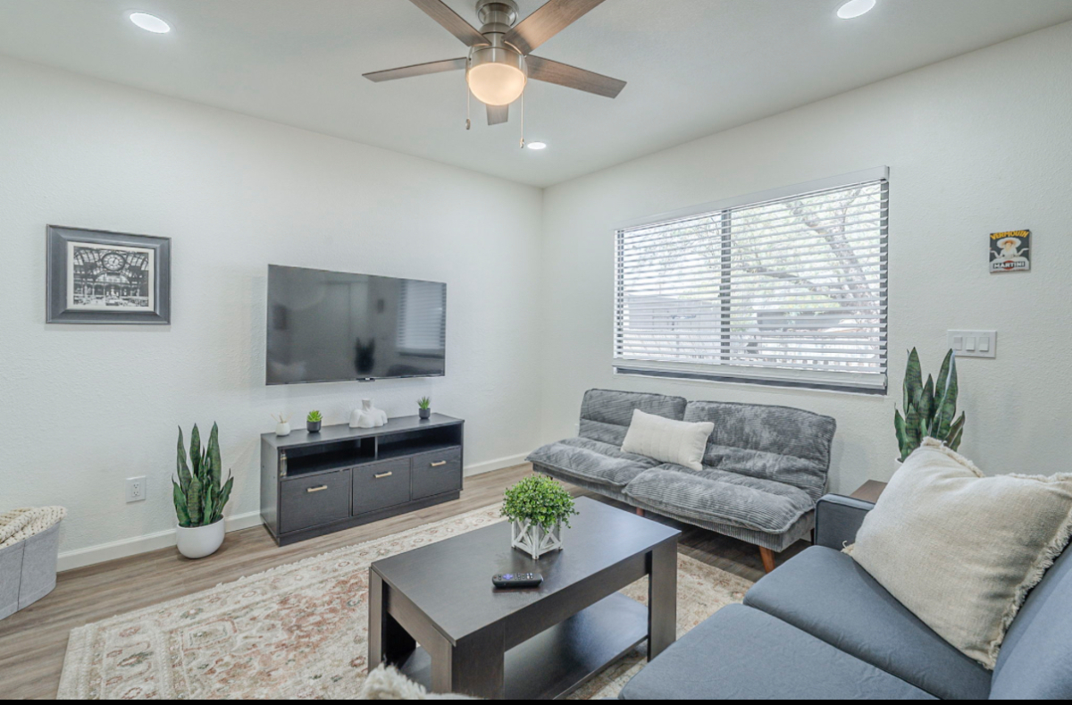 Centrally Located 2 Bedroom Bungalow-Catalina - Photo 3