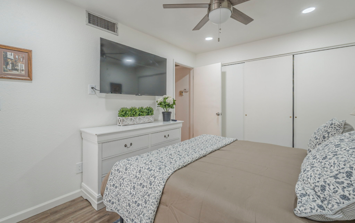 Centrally Located 2 Bedroom Bungalow-Catalina - Photo 8