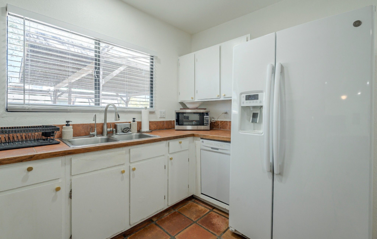 Centrally Located 2 Bedroom Bungalow-Catalina - Photo 10