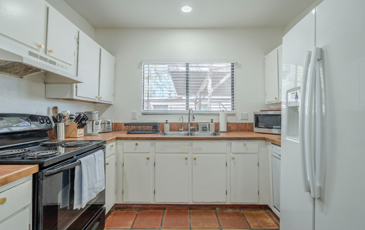 Centrally Located 2 Bedroom Bungalow-Catalina - Photo 11