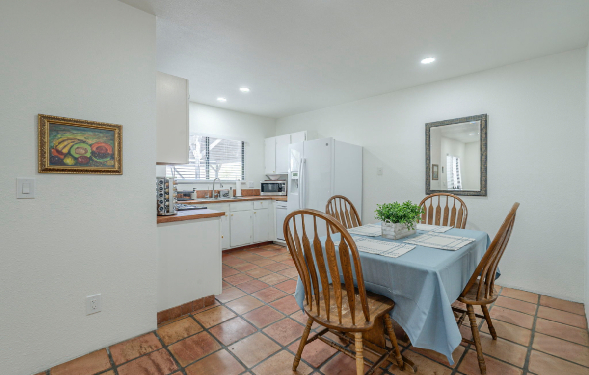 Centrally Located 2 Bedroom Bungalow-Catalina - Photo 12