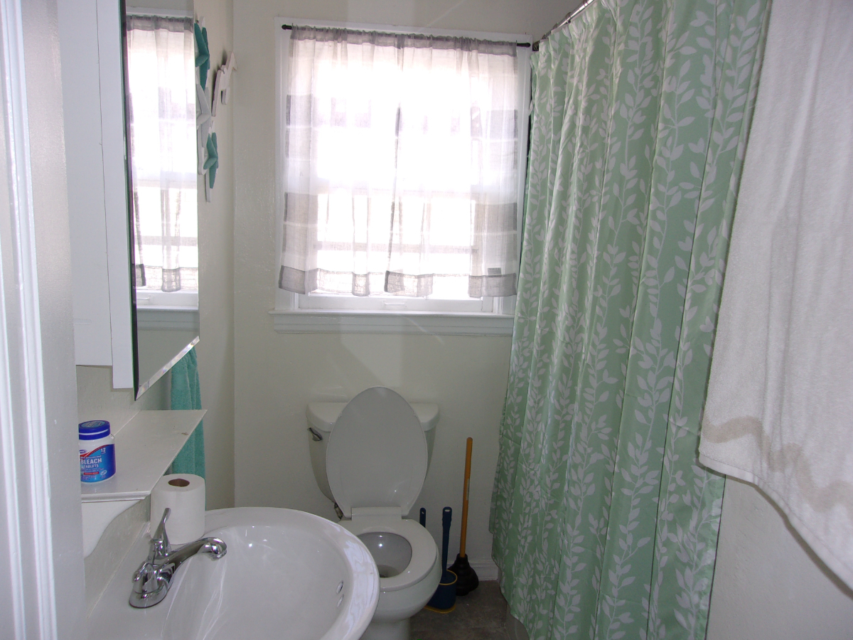 Beautiful Home, recently remodeled, great location - Photo 8