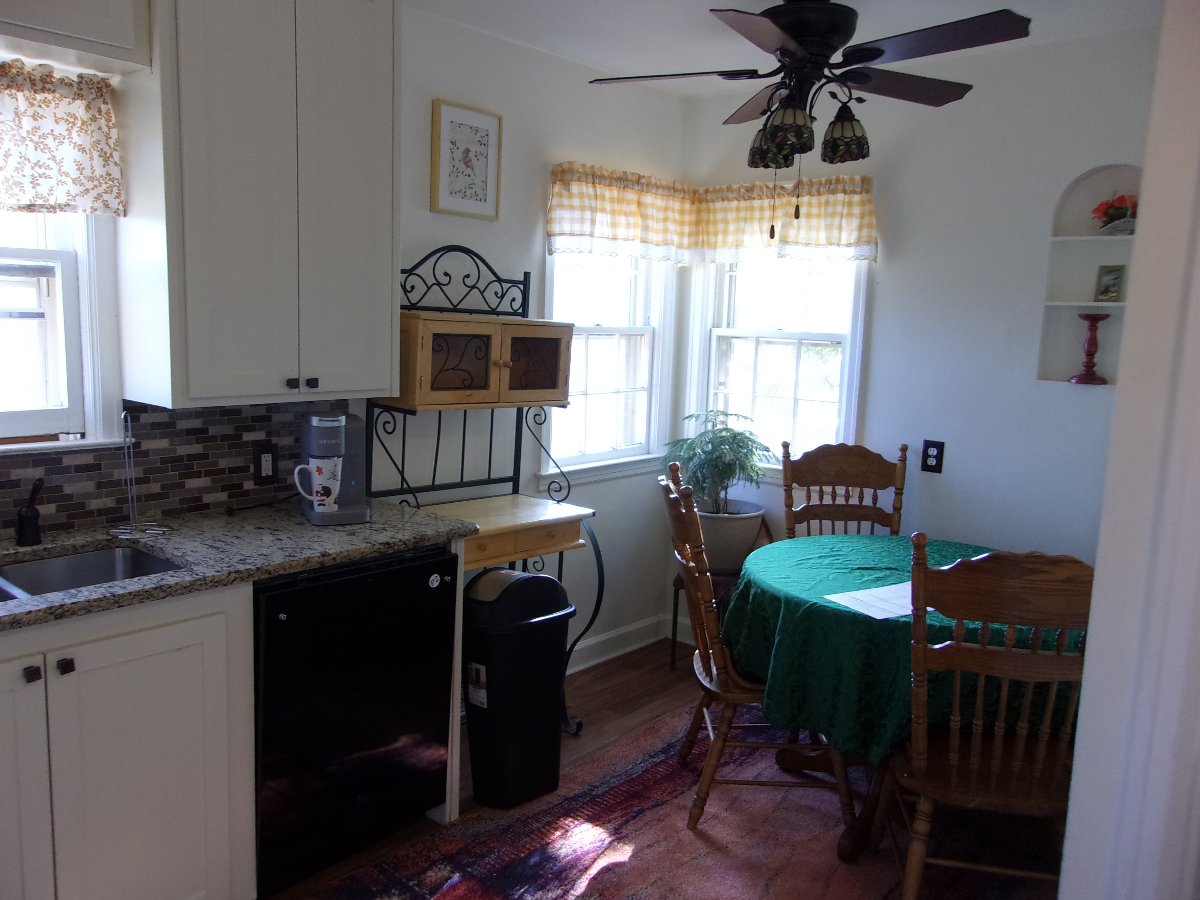 Beautiful Home, recently remodeled, great location - Photo 11