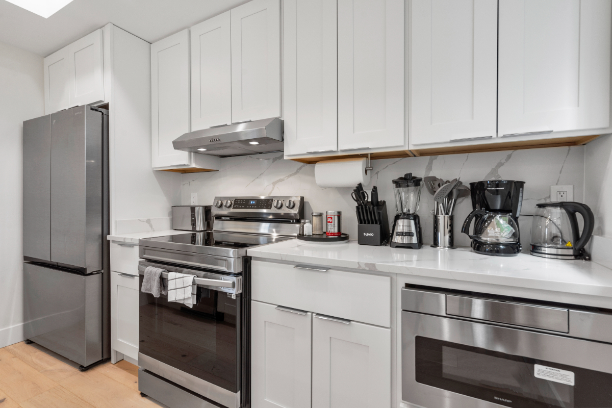 Modern Capitol Hill Townhouse with Rooftop, Sleeps 10, Walk to Metro and Monuments - Photo 10