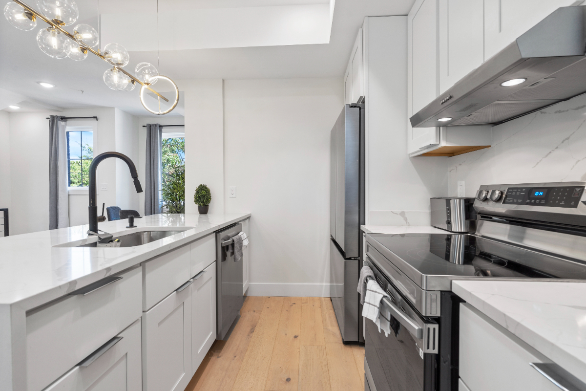 Modern Capitol Hill Townhouse with Rooftop, Sleeps 10, Walk to Metro and Monuments - Photo 9