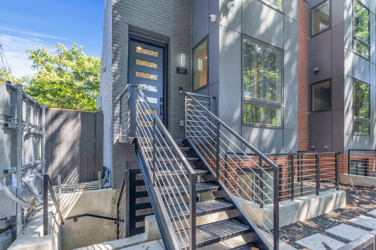 Modern Capitol Hill Townhouse with Rooftop, Sleeps 10, Walk to Metro and Monuments - Photo 1