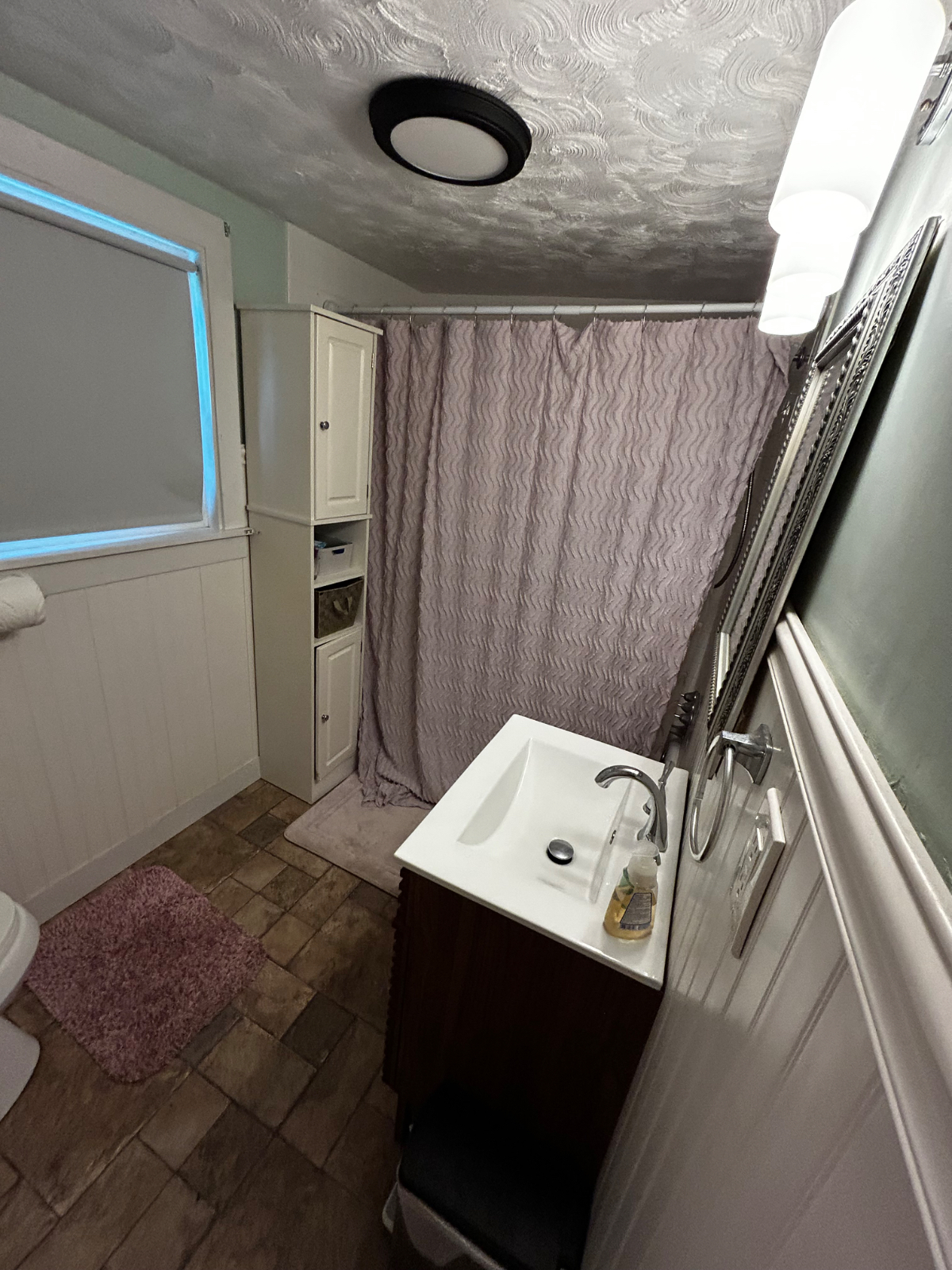 Sunny 2BR in quiet neighborhood with a large yard - Photo 11