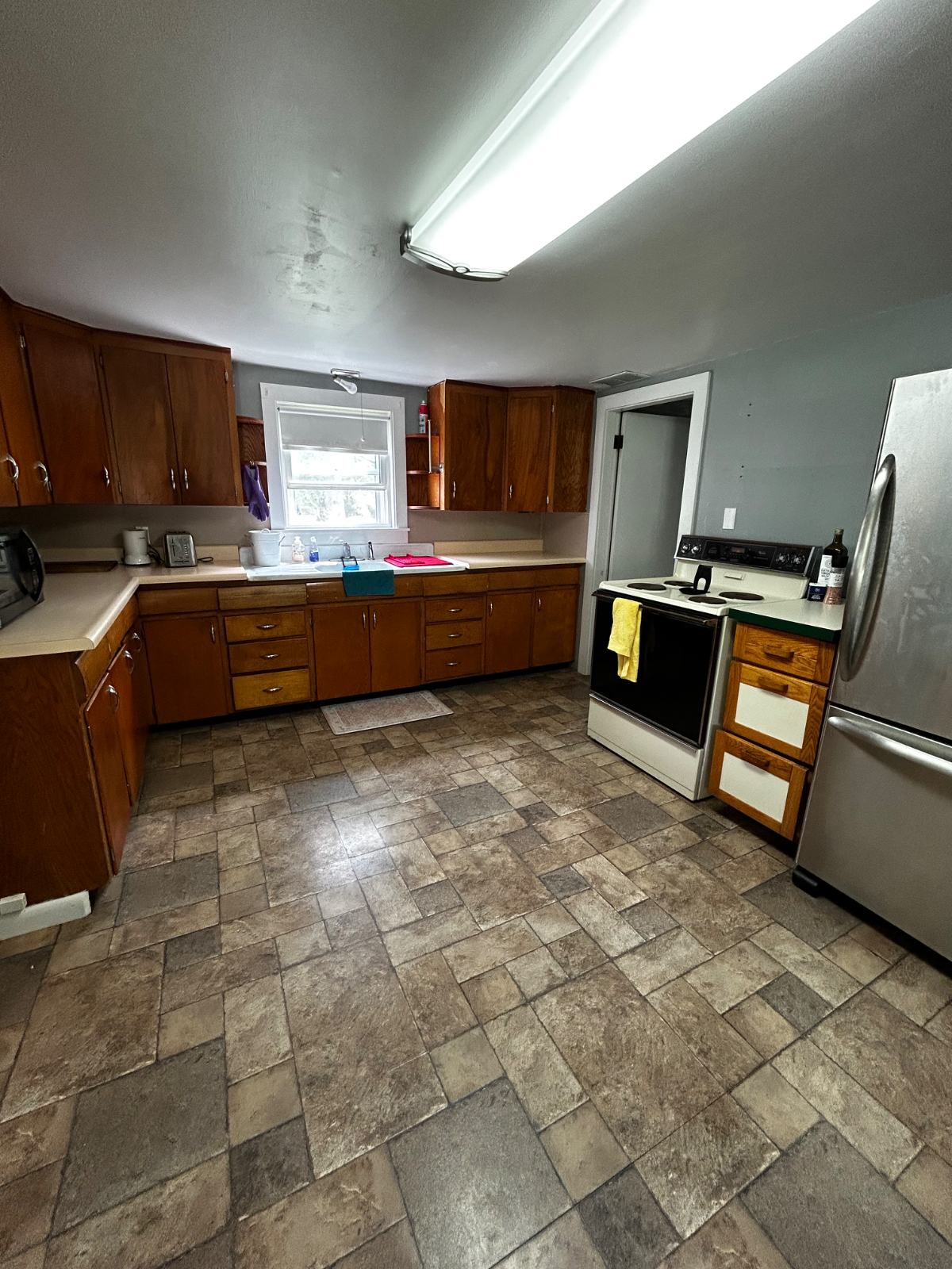 Sunny 2BR in quiet neighborhood with a large yard - Photo 7