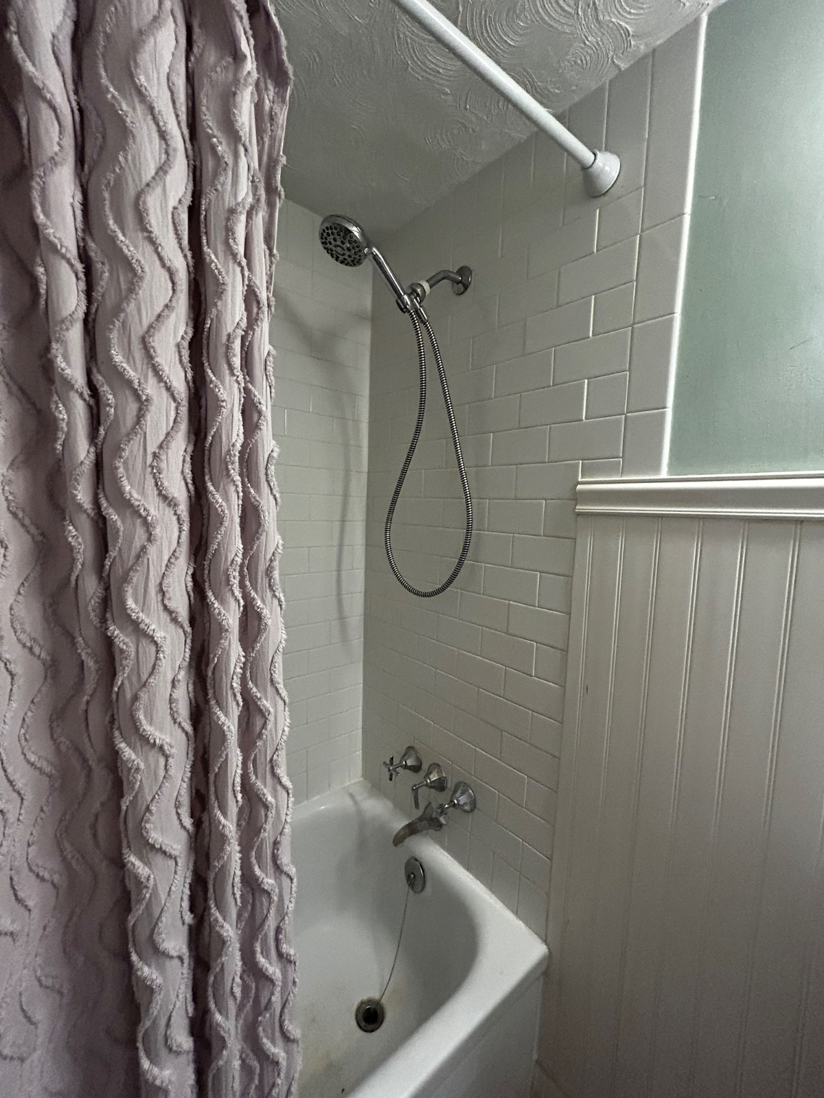 Sunny 2BR in quiet neighborhood with a large yard - Photo 12