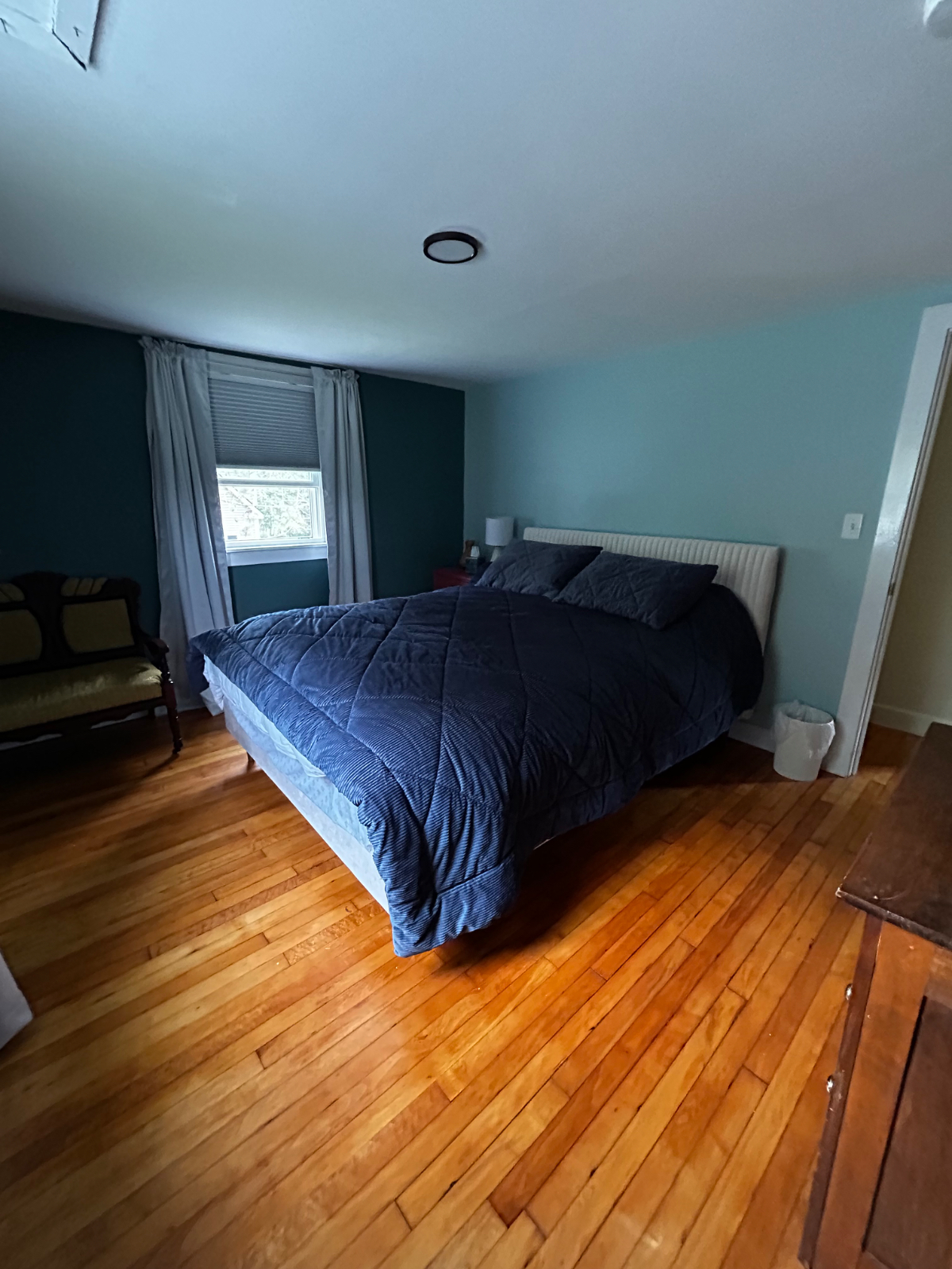 Sunny 2BR in quiet neighborhood with a large yard - Photo 3