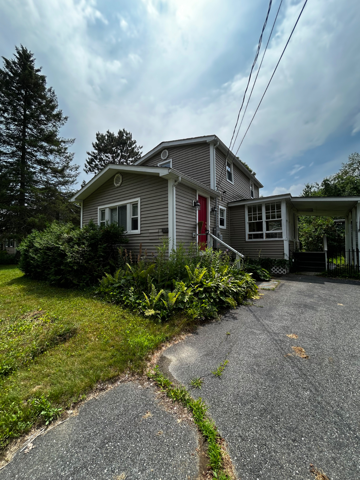 Sunny 2BR in quiet neighborhood with a large yard - Photo 1