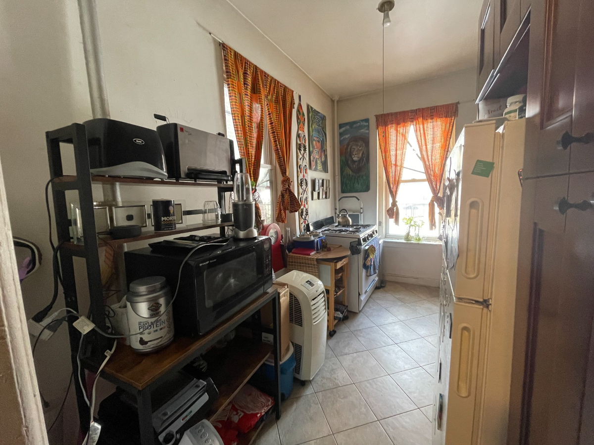 Spacious Furnished Apartment  // Steps from N/W Trains // 2,100/month - Photo 2