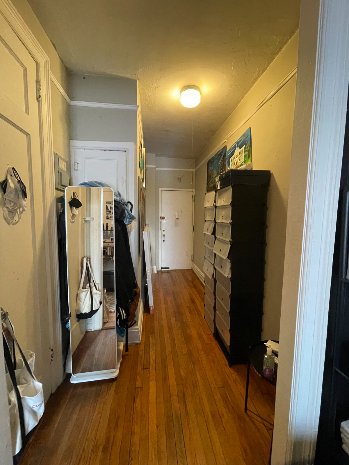 Spacious Furnished Apartment  // Steps from N/W Trains // 2,100/month - Photo 5