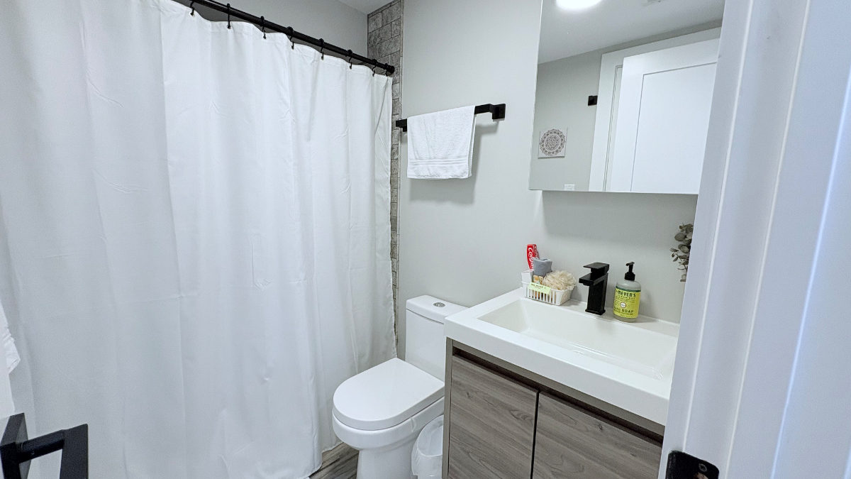 Cozy, Private Basement Apartment - Ideal for Traveling Professionals - Photo 9