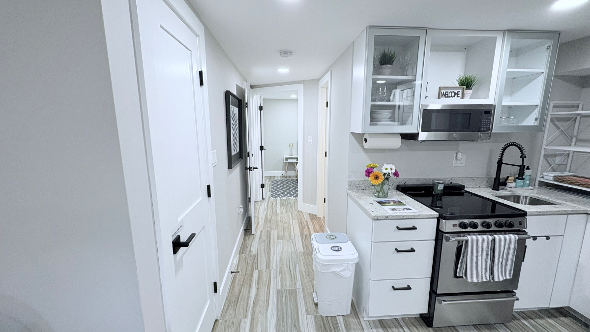 Cozy, Private Basement Apartment - Ideal for Traveling Professionals - Photo 8