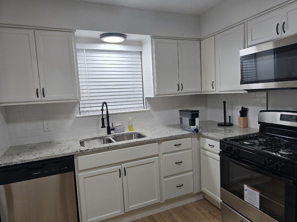 Cute home very close to major metro area - Photo 4