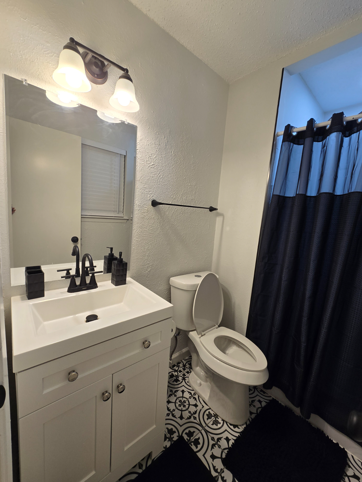Cute home very close to major metro area - Photo 9