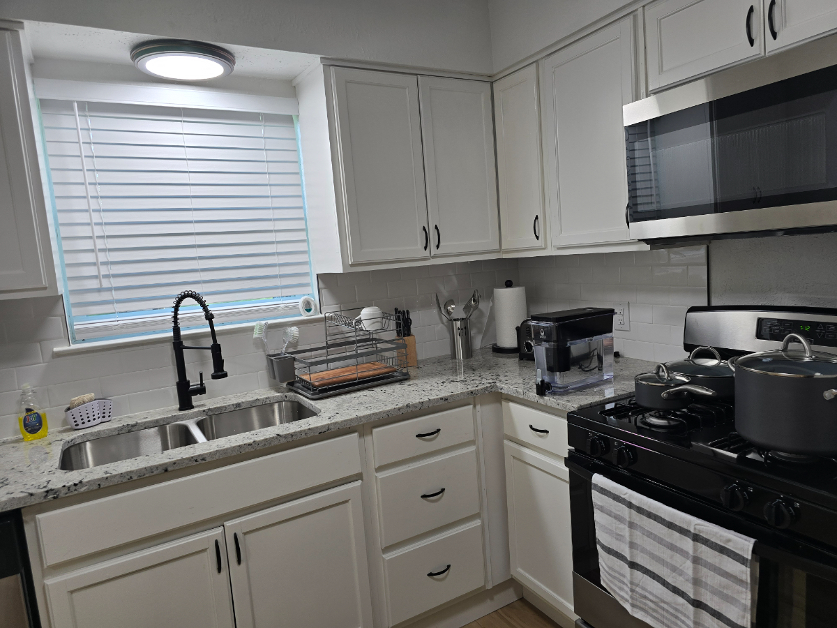 Cute home very close to major metro area - Photo 11