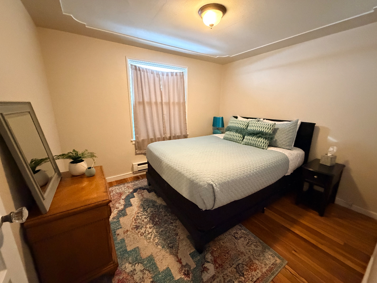 Two bedroom, bright, avenues, full kitchen, w/d - Photo 2