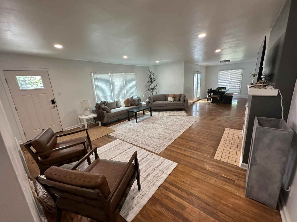 Two bedroom, bright, avenues, full kitchen, w/d - Photo 2