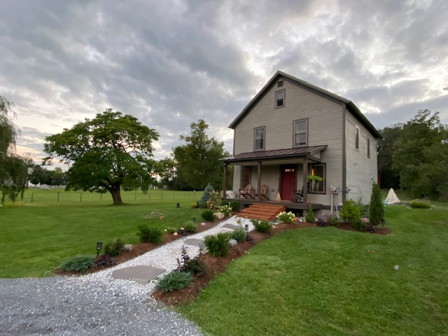 5 minutes from Middlebury College, lovely home on large property - Photo 1