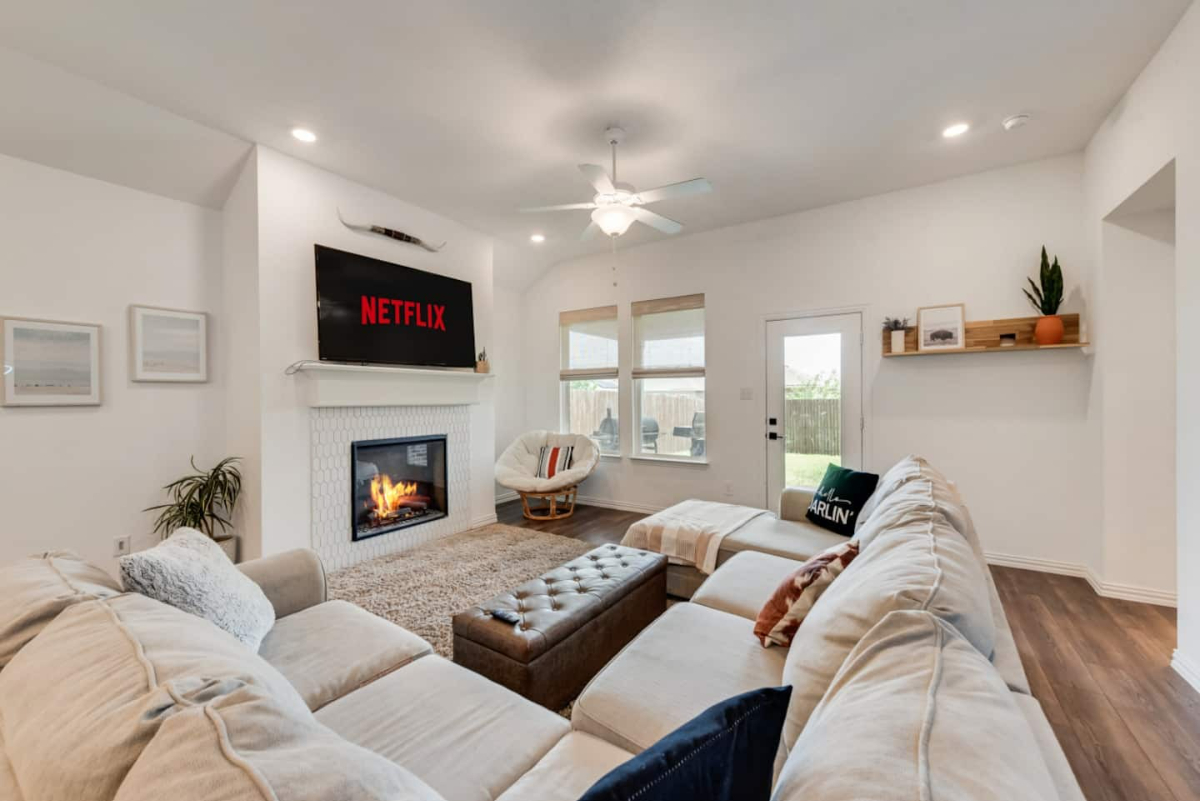 Spacious & Fully Equipped 4BR Home w/ Full Kitchen, Game Room, Private Yard & Utilities Included.