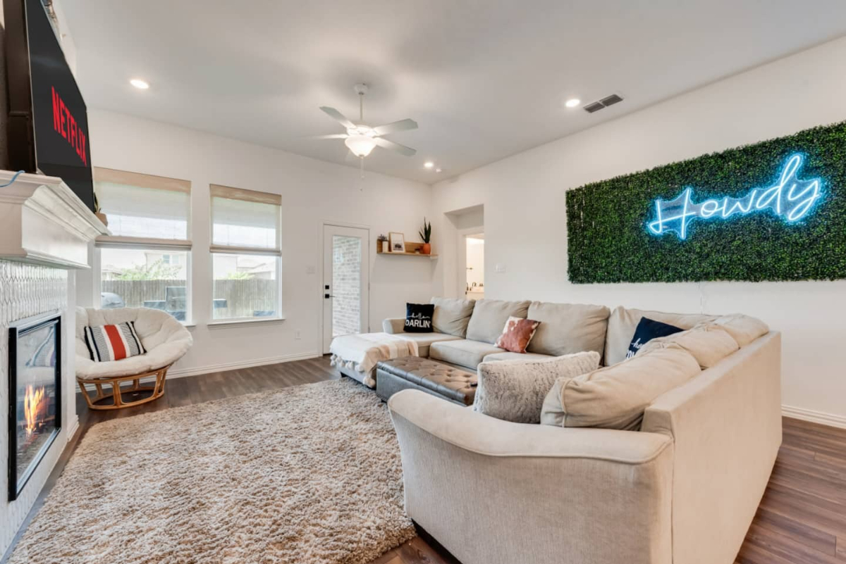 Spacious & Fully Equipped 4BR Home w/ Full Kitchen, Game Room, Private Yard & Utilities Included. - Photo 4