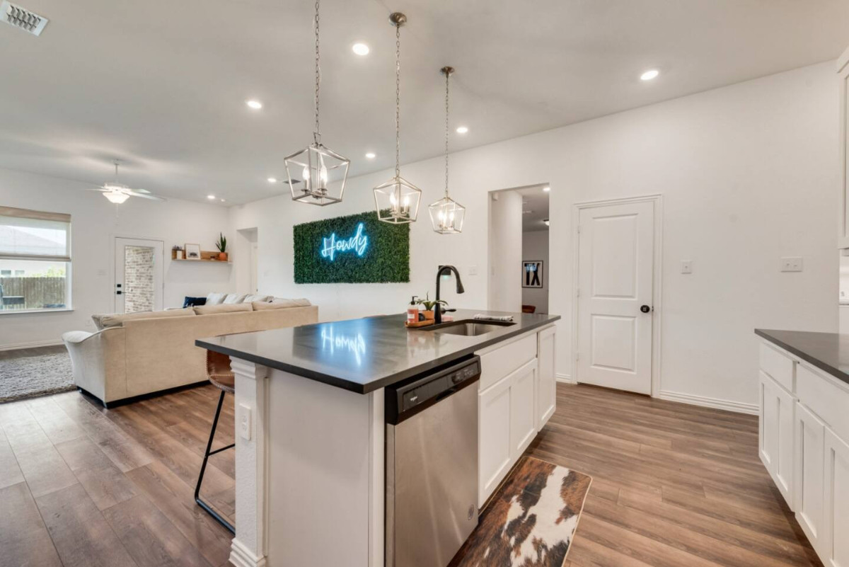 Spacious & Fully Equipped 4BR Home w/ Full Kitchen, Game Room, Private Yard & Utilities Included. - Photo 9