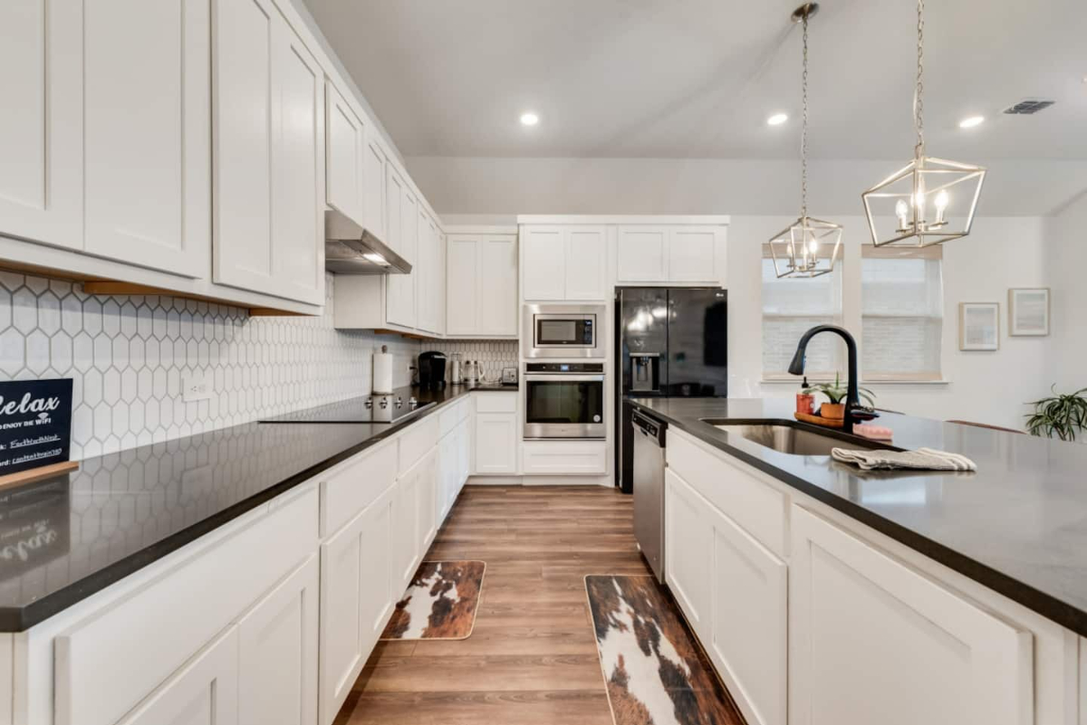 Spacious & Fully Equipped 4BR Home w/ Full Kitchen, Game Room, Private Yard & Utilities Included. - Photo 10