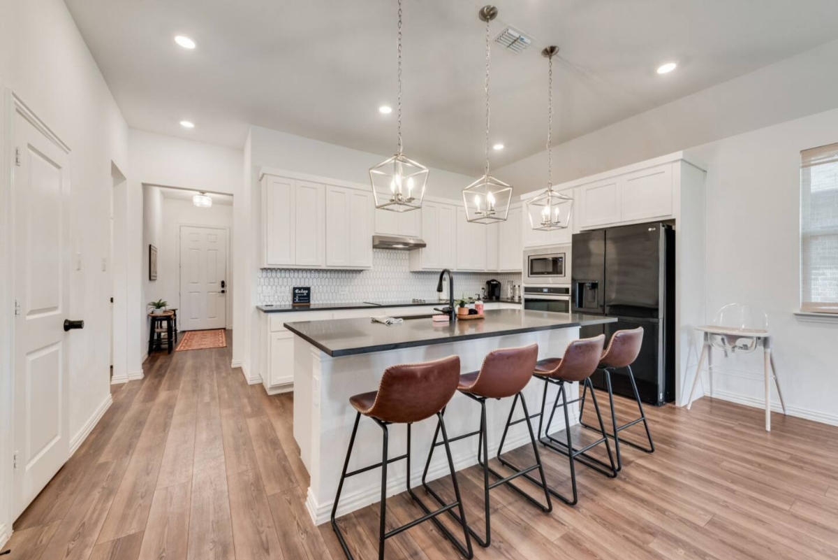 Spacious & Fully Equipped 4BR Home w/ Full Kitchen, Game Room, Private Yard & Utilities Included. - Photo 11