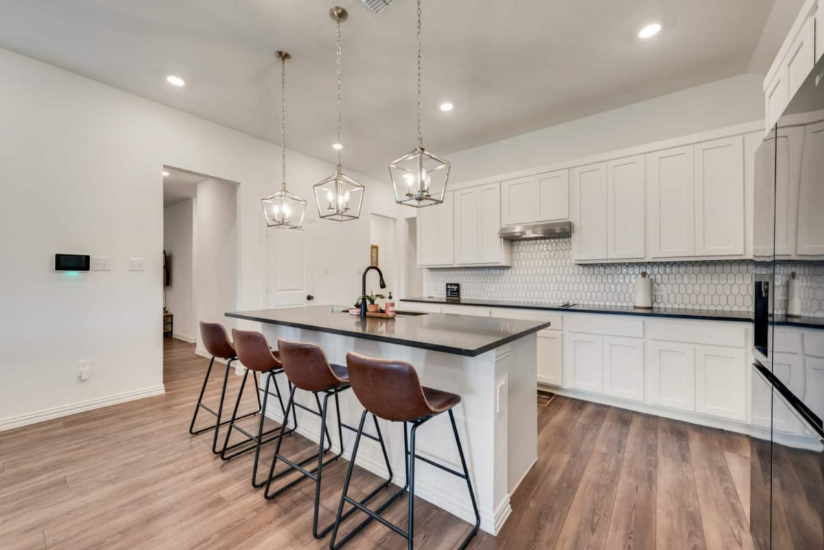 Spacious & Fully Equipped 4BR Home w/ Full Kitchen, Game Room, Private Yard & Utilities Included. - Photo 12