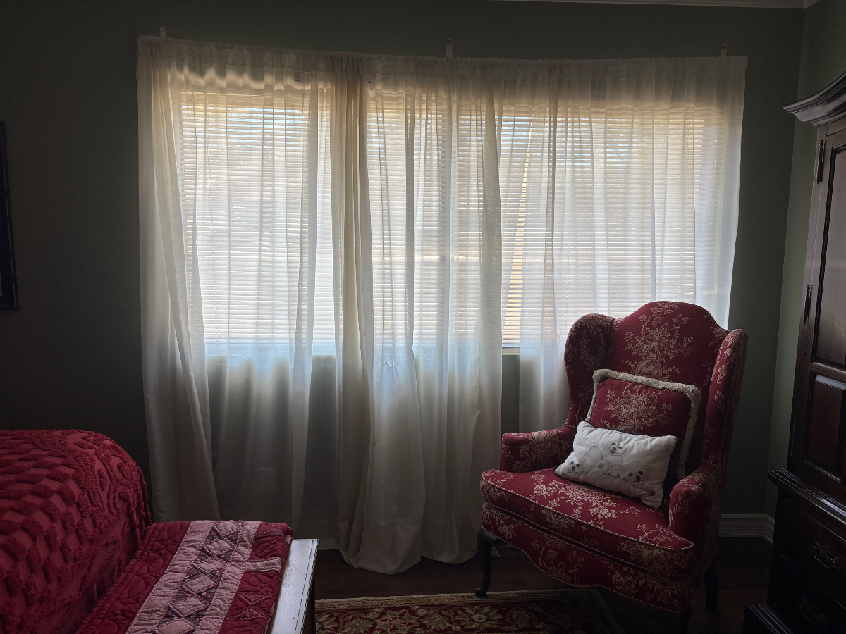 Bright Upstairs Room with Ensuite Bath and All the Comforts of Home - Photo 4