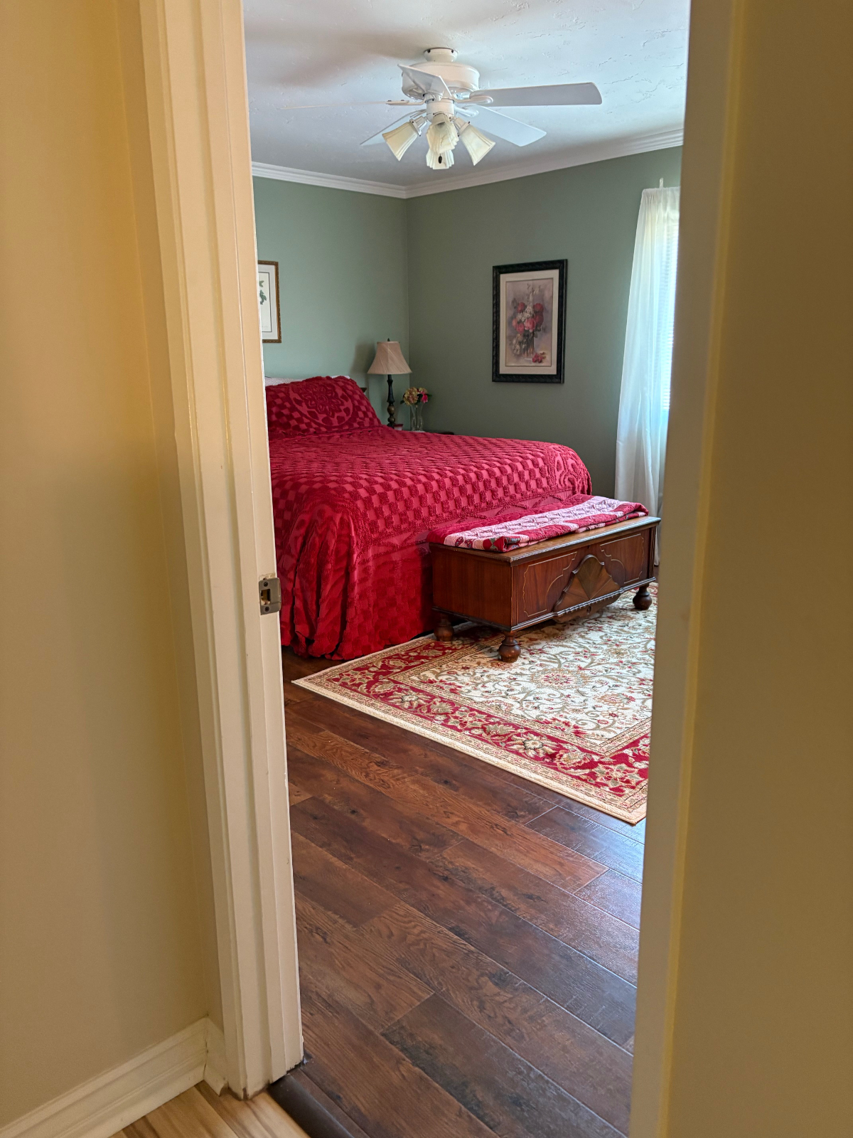 Bright Upstairs Room with Ensuite Bath and All the Comforts of Home - Photo 5
